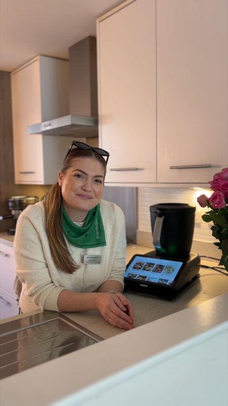 Ionela Anton, Thermomix Team Leader UK, preparing a family meal with the TM7