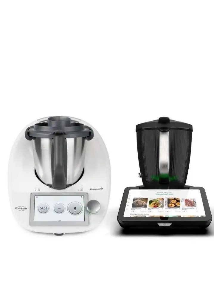 Thermomix TM6 alb și TM7 negru, alăturate — design clasic alb versus finisaj negru elegant cu ecran Cookidoo